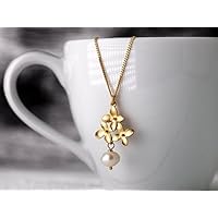 Perlen zu Ostern! Romantische Perlen-Kette / zierlicher Perlen-Schmuck: Zarte, matt vergoldete 925er Sterling-Silber Kette mit Blüten-Anhänger und Süßwasserperle, das perfekte Geschenk