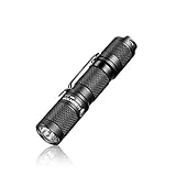 SUPERHELL: TOOL AA Taschenlampe verwendet Cree XP-L HD LED, die superhell 650 Lumen Licht liefert und maximal Leuchtweite von 127 m erreichen. Die Lampe ist durch eine AA oder 14500 Li-Ion-Batterie angetrieben.(Batterie nicht enthalten)