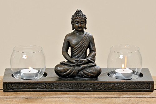 Buddha Figur auf Podest mit 2 Windlichtern