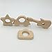 Produktbild Coskiss 4pcs DIY Holz Fünf-spitze Stern-Auto-Kamera-Gitarren-Baby-Zettel-Krankenpflege-Baby-Zahnen-Spielzeug-organisches Säuglingszahnen-Halter-Spielwaren-handgemachtes Baby-hölzernes Zahnen-Geschenk (Holzfarbe-4pcs)
