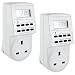 Produktbild AMOS Digital Zeitschaltuhr Schalter 12/24 Stunden 7 Tage Steckdose Programmierbare Netz LCD Bildschirm UK 3-polig Wand Einsteck Elektrisch AM/PM 12hr/24hr Energiesparer Leistungssteller Heimsicherheit - 2er Pack