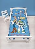 Disney Official Toy Story 4 Junior Housse de Couette pour Enfant avec Motif Woody, Buzz Lightyear et Friends - Parure de lit et taie d'oreiller - Bleu - 120 x 150 cm