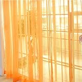 cortinas de voile suaves invitan a la luz en la habitación, mientras que proporcionar privacidad interior al mismo tiempo.