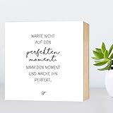 Der perfekte Moment - einzigartiges Holzbild 15x15x2cm zum Hinstellen und Aufhängen, echter Fotodruck mit Spruch auf Holz - schwarz-weißes Wand-Bild Aufsteller Holz-Schild Wandschild Holzdeko zur Dekoration im Büro und Zuhause oder als Geschenk Mitbringsel Geschenkidee zum Geburtstag Umzug Einzug für Freundin Mutter Schwester Familie ... Poster Kunst-Druck Home Deko - Lebensweisheit Regeln für Zufriedenheit & Glück