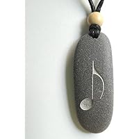 GESCHNITZTER ANHÄNGER AUS STEIN MIT EINER ACHTELNOTE