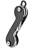 Su diseño compacto con un acabado de fibra de carbono lo hace elegante y ligero para practicar deportes como patinar, correr, montar en bicicleta o esquiar.