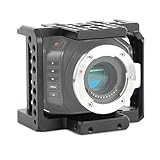 【Mounting Points】Dieser SMALLRIG BMMCC Cage mit den eingebauten Cold Shoe, der NATO Rail und den mounting points kann die Kamera erweitern. Sie können einen SMALLRIG Magic Arm 1497 anbringen, um einen Monitor zu halten, einen SMALLRIG Top Handle 1984 für den oberen Handgriff anbringen, einen SMALLRIG Rosette Handle 2118 für den linken Handgriff anbringen und einen SMALLRIG Wooden Side Handle 2093 für den rechten Handgriff anbringen.