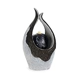 WASSERFONTÄNE: Mit der Form entfaltet das Wasserspiel einen Zauber: Aus der Brunnenkugel erhebt sich eine Wasserfontäne, die im Schwung die Kugel benetzend in den Brunnen zurückläuft und dort zusammen mit dem übrigen Wasser den Kreislauf von vorne beginnt.