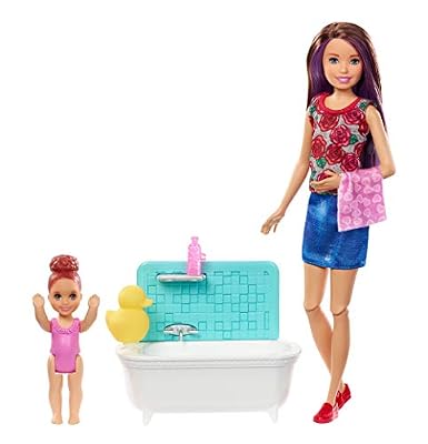 Barbie Famille coffret Heure du Bain poupée Skipper baby-sitter aux cheveux châtains et figurine d'enfant, accessoires inclus, jouet pour enfant, FXH05