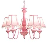 Die bunten Lampenschirme harmonieren perfekt mit dem weißen Kronleuchter aus Metall