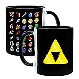 Die schwarze Tasse zeigt etliche Items aus The Legend of Zelda - A Link to the Past in Retro Pixel-Optik, das gilt auch für das Triforce auf der anderen Seite