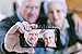 Produktbild Alu-Dibond-Bild 140 x 90 cm: "Senior couple showing self portrait photo on smartphone", Bild auf Alu-Dibond