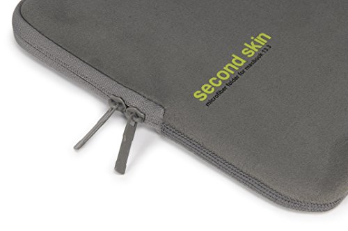 Tucano Second Skin Script Microfaser-H  lle mit Displayschutztuch f  r 33 8 cm  13 3 Zoll  MacBook Pro grau