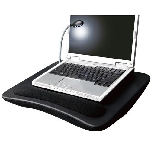 Laptoptisch mit Styroporkügelchen und Licht