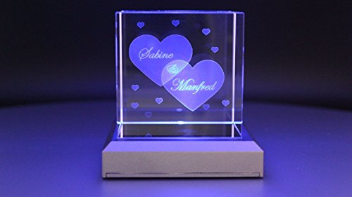 VIP-LASER Glaswürfel XL mit zwei großen Herzen und kleineren Herzen graviert. Wir gravieren auch noch Deine Wunschnamen kostenlos ein – das ideale Partner Geschenk zum Valentinstag - 2