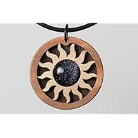 Sonne mit dunkelblauem glitzernden Goldfluss. Schmuck aus Myrte, Mooreiche, Ahorn und Maserholz. Holzschmuck und Kunsthandwerk. Feine Laubsägearbeit.
