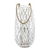 Für mehr Harmonie und Gemütlichkeit. Die Rattan-Laterne, in der eleganten Farbe Weiß, lässt jedes Zimmer behaglich und heimisch wirken. Sie zeichnet sich durch ihr rustikales und dennoch geschmackvolles Design aus.