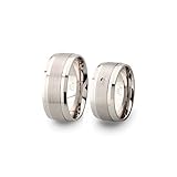 Der Damenring ist mit einem 1,5 mm Zirkoniastein in A3 Qualität besetzt. Dieser verfügt über eine lupenreine Reinheit. Durch die Farbe River, hochfeines Weiß strahlt und funkelt er faszinierend schön. Das elegante Trauringpaar ist: In den Damenringgrößen: 49 - 63 (15,6 mm - 20,1 mm) verfügbar & In den Herrenringgrößen: 55 - 70 (17,5 mm - 22,3 mm) verfügbar