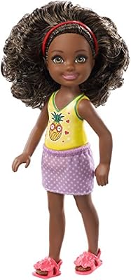 Barbie Famille mini-poupée Chelsea fille aux cheveux bruns bouclés et haut motif ananas, jouet pour enfant, FXG76