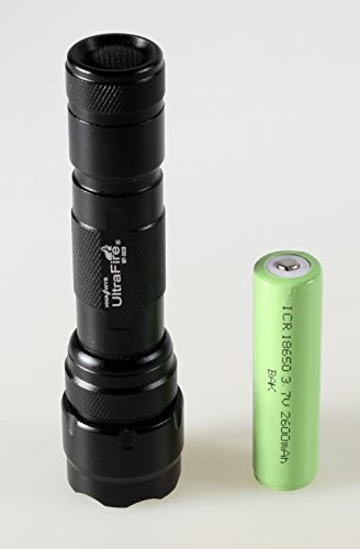 UV UF-502B LED Schwarzlicht – Geocaching – Nightcaching – Nachtcache – Uv Licht strong für Geldscheinprüfung, UV Stempelfarbe, UV Leuchtfarbe, Schwarzlichtfarbe, Einlasskontrolle Diskotheken und Events, Hygienekontrolle (Urin), Führerscheine, Dokumente mit UV Markierungen, Geheimschrift – Ultrafire UV Taschenlampe. Inkl. Gesicherter Li-Ion Akku 18650 3,7V 2600mAh - 2