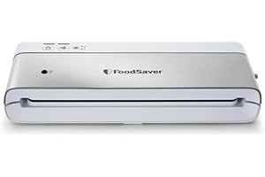 FoodSaver VS0100X Macchina Sottovuoto per Alimenti, Aspirazione + Sigillatura Automatica o solo Sigillatura, Tubo con Adattatore Salva Freschezza, Incluso 1 Rotolo 28cmx2,43 mt e 4 Sacchetti, Bianco