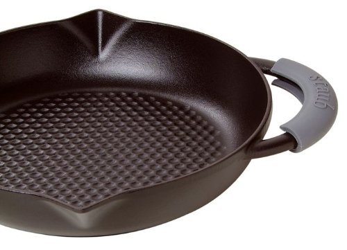 Staub 1223823 Pfanne, Hexagon Structure, Bräter rund mit abnehmbaren Silikongriffen, induktionsgeeignet mit mattschwarzer Emaillierung im Inneren des Topfes, 2 Ausgießer, 32 cm, 3,0 L, schwarz - 3