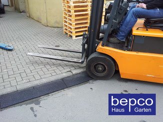 bepco Bordsteinkanten-Rampe-Set ( 2 Stück) 50 – 100 mm aus Gummifasern (schwarz) – Auffahrrampe – Türschwellenrampe (50 x 25 x 6 cm) - 2