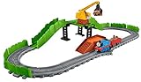 Die Schrott-Spielteile lassen sich ganz einfach an Regs Greifer befestigen