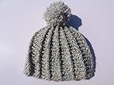 El kit contiene todo el material necesario para hacer el gorro en talla pequeña, mediana o grande. -2 bobinas rubi primor 100 gramos -ganchillo nº 7 -aguja -marcadores -instrucciones -bolsa crafts