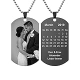 Wir gravieren Ihr Foto auf der VORDERSEITE und Ihren wunschen Kalender auf der RÜCKSEITE.