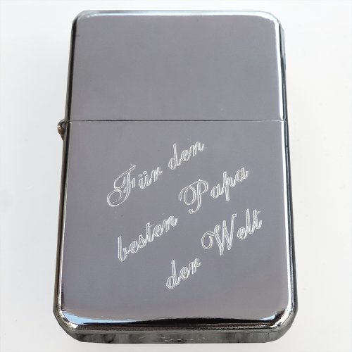 Cool Benzinfeuerzeug Chrom Poliert. Mit kostenloser Gravur auf der Vorderseite: Für den besten Papa der Welt auf der Vorderseite + Vornames oder Initialen auf der Rückseite