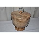 Urnenförmige Deckeldose aus europäischer Nuss mit Metallring.