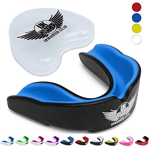 Protector bucal de UK Warrior, de goma, ideal para deportes de contacto, artes marciales, kárate, rugby, artes marciales mixtas, boxeo, hockey, fútbol, estuche, instrucciones para hervir y morder (idioma español no garantizado), color negro y azul, tamaño infantil