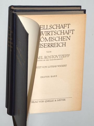 Rostovtzeff, Michael: Gesellschaft und Wirtschaft im Römischen Kaiserreich. Übers. von L. Wickert. 2 Bände. Leipzig, Quelle & Meyer, [1931]. Kl.-4°. X (1), 348 S., 34 Taf.; 4 Bll., 422 S., 30 Taf. Leinen.