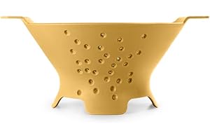 BLIMPLUS Blim Plus Scolapasta Cosmo diametro 25cm giallo opaco (Desert) in plastica 100% riciclabile, Non Tossico, Lavabile in Lavastoviglie, Impugnatura Ergonomica, 4 piedini d’appoggio, fori svasati