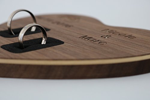 Ringkissen „Herz“ aus Holz mit Namen und Datum – Nussbaum - 2