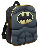 Producto con licencia oficial. Esta es realmente la mochila definitiva para cada Batman, no sólo es una mochila 3D sino también una capa de vestir. Esta mochila de diseño auténtico tiene una impresión 3D de alta calidad con el logotipo de Batman. El interior de un bolsillo especial con cremallera es una capa fuerte que se fija firmemente en el bolsillo y se pliega sobre la bolsa y tiene 2 correas elásticas para mantener la capa en su lugar. Cuando termines, simplemente pliega y cierra la cremallera. El mejor regalo de Batman.