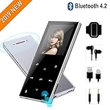 【62 Stunden Wiedergabezeit & Schnelles Aufladen & Integrierter Lautsprecher】: Die Wiedergabezeit beträgt bis zu 62 Stunden, nachdem der Akku 2 Stunden lang vollständig aufgeladen wurde. Sie können lange Zeit Musik hören, ohne sich Gedanken über das Ausschalten machen zu müssen. Alarm- und Sleep-Timer-Funktion werden über den eingebauten Lautsprecher realisiert, und Sie können Musik auch ohne Kopfhörer genießen. Und es kann Ihr Auto mit dem Audiokabel verbinden.