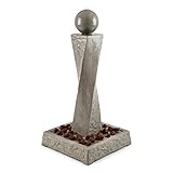 IMPOSANTER HINGUCKER: Der Gartenbrunnen Trafalgar von Blumfeldt aus robustem Fiberglas-Zement in Zementguss-Optik mit einer Höhe von 1,50m reckt sich triumphierend aus allen Pflanzungen hervor und wird so zum Zentrum der Gartenlandschaft.