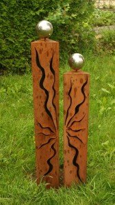 Rost Säulen 100cm und 80cm mit Rissen und Edelstahlkugel