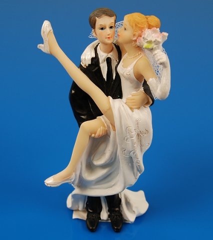 SiDeSo® Tortenaufsatz Bräutigam trägt Braut Hochzeit lustig Tortendeko Brautpaar Tortenfigur