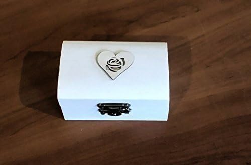 Wooden ring bearer box , painted and decorated with burlap, lace and heart wood, special rustic weddings .Medidas 8,5x5x4,5 cm.
