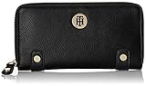 designer geldbeutel outlet TOMMY HILFIGER ist eine der weltweit führenden Designer-Lifestyle-Marken und ist international dafür bekannt, die Essenz des klassischen amerikanischen Cool-Stils zu feiern.