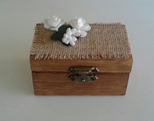 Wooden box for wedding rings, painted and decorated with burlap, lace and heart wood, special rustic weddings .Medidas 8,5x5x4,5 cm.