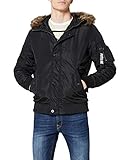 Für den stilsicheren Mann: die lässige Jacke von JACK & JONES im coolen Bomberstyle. Die Jacke punktet durch die vielen kleinen Details, wie Rippstrickbündchen und Kapuze mit Fellimitat.