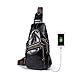 Produktbild BYEON Herren Vintage Leder Schultertasche Schulter Messenger Crossbody Pack Brusttasche Kopfhörer Rucksack mit USB-Ladeanschluss Lässige Tasche