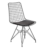 Ob Skandinavisch, klassisch, modern oder retro - Der stilvolle Drahtsessel mit schönen Füßen aus Holz und pflegeleichtem Sitzkissen fügt sich durch das schlichte, edle und federleichte Design harmonisch in jeden Raum ein.