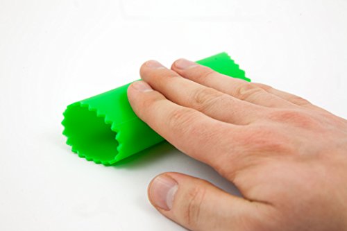 Set aus Edelstahl Knoblauchpresse – Garlic Rocker aus 100% Edelstahl + Knoblauchschäler aus lebensmittelechtem Silikon. Rostfrei und geschmacksneutral. Garlic Rocker ist geruchsneutralisierend und als Stahlseife verwendbar. Leicht zu reinigen und spülmaschinengeeignet. - 5