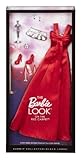 Produktbeschreibung: Barbie Loves ändern ihre Look. Dieses elegante Bekleidung ist ideal für Walking Down the Red Carpet,. Barbie trägt ein langes Abendkleid Gewand, eine Clutch Handtasche und Silberschmuck.