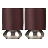 Te presentamos este set de dos estilosas lámparas de mesa táctiles 'Ayme', cuentan con bases modernas circulares en cromo cepillado y tulipas de tela marrón. Dos modernas adquisiciones para cualquier hogar actual de hoy en día.